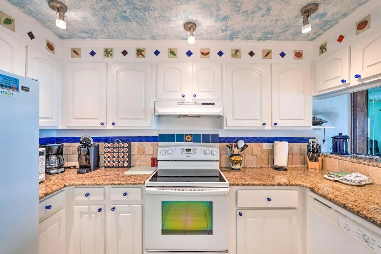 Condo With Views And Balcony On Panama City Beach!